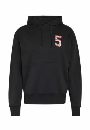 Sweat à capuche noir avec poche kangourou à l'avant et un numéro 5 rouge et blanc à motif sur la poitrine gauche.