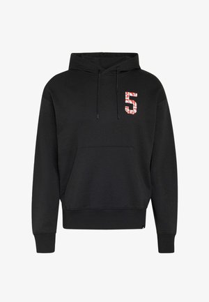 Sweat à capuche noir avec poche kangourou à l'avant et un numéro 5 rouge et blanc à motif sur la poitrine gauche.