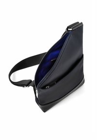 Borsa a spalla in tessuto navy con scomparto principale con zip, interno blu a contrasto e fondo texturizzato nero. Inclusa tracolla regolabile.