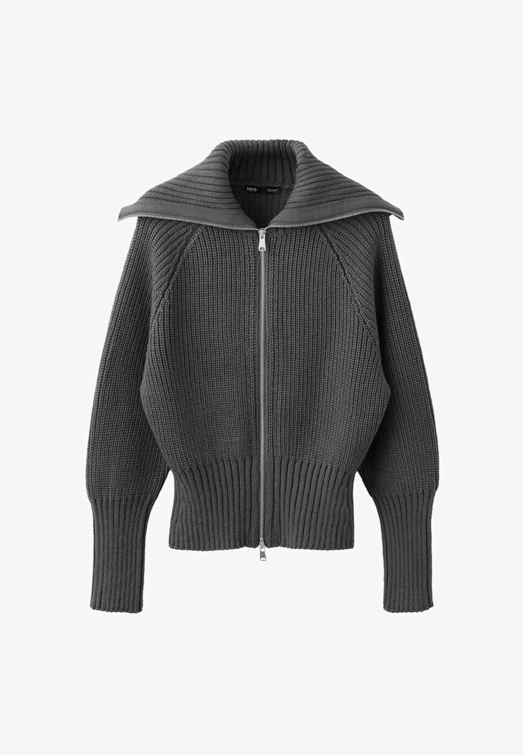 Pull zippé en tricot épais gris foncé avec manches longues côtelées, large bord-côte et grand col funnel plié.