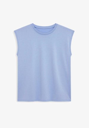 Světle modré tílko bez rukávů vyrobené z měkké bavlny. Má kulatý výstřih a hladkou texturu, s prošitým lemem.