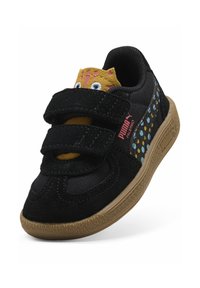 Czarne sneakersy z podwójnymi paskami na rzep, wykonane z zamszu i siateczki, z wzorzystymi akcentami w niebieskim i żółtym kolorze oraz fakturowaną gumową podeszwą.