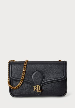 Schwarze Leder-Handtasche mit einem goldenen Kettenriemen, die über eine strukturierte Oberfläche, einen Klappenverschluss und ein geprägtes "RLL"-Logo auf der Vorderseite verfügt.