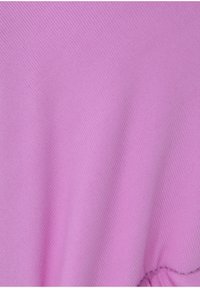 Paarse gebreide stof met een textuur oppervlak en subtiele lijnen. Een lichte plooidetail aan de rand voegt dimensie toe.