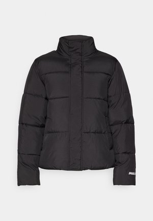 Doudoune noire avec un col montant, des panneaux cousus, deux poches avant et un accent logo blanc sur la manche.