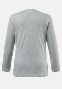 Šedé tričko s dlouhým rukávem vyrobené z měkké a hladké látky. Má jednoduchý design s kulatým výstřihem a rovný střih.