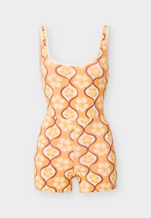 Varrukateta oranž kombekas kollaste ja valgete lillemustrite ning pruunide laineliste joontega, ruudukujulise dekolteega ja lühikeste pükstega.