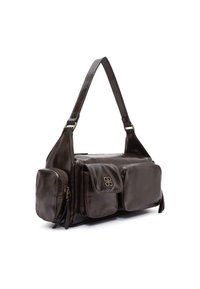Borsa a tracolla in pelle marrone con una lunga tracolla, caratterizzata da molteplici tasche, una patta pieghevole e un dettaglio del logo in rilievo sulla parte anteriore.