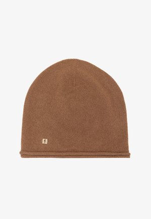 Brązowa dziana czapka z mankietem, wykonana z miękkiego, strukturalnego materiału, z małym metalowym logo po boku.