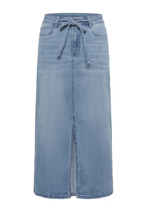 Falda maxi de mezclilla azul claro con una abertura frontal, cintura con cordón y diseño clásico de cinco bolsillos. Textura suave con acabado desgastado.