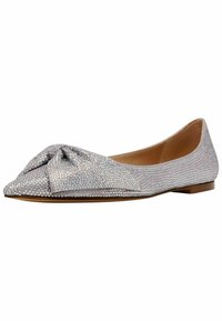 Silberne Ballettschuhe mit kristallartigen Verzierungen, spitz zulaufendem Design, weichem Stoffeinsatz und einer gathered Knoten-Detail vorne.