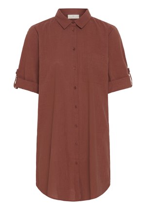 Rochie cămașă maro rugină cu nasturi, mâneci scurte răsucite, buzunar la piept și guler clasic, realizată dintr-un material ușor.