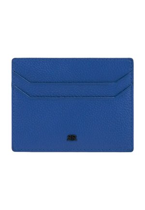 Sininen teksturoidusta nahasta valmistettu korttikotelo, jossa kaksi vinottain aseteltua korttipaikkaa ja pieni musta kohokuvioitu "RR"-logo alaosan keskellä.