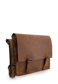 Brun lædermessengertaske med klap, der har to justerbare remme, spænde-lukninger og en tekstureret overflade.