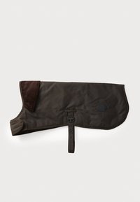 Casaco de cão impermeável castanho escuro com faixa ajustável e colar acolchoado, rotulado como Barbour, disposto em plano sobre um fundo branco.