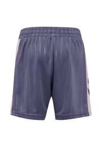 Lila sportshorts med vertikala smalrandiga ränder, dragsko i midjan och ljusrosa sidodetaljer, gjorda av mjukt, andningsbart tyg.