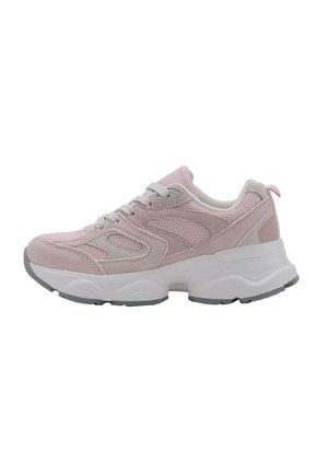 Zapatilla deportiva de color rosa claro con suela blanca gruesa, parte superior de malla y ante, diseño con cordones y suela exterior gris, mostrada de lado sobre un fondo blanco.