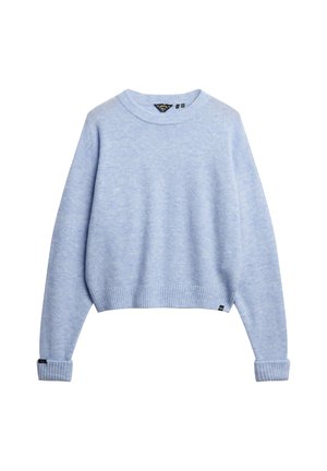 Lyseblå langærmet sweater med rund hals, ribstrikkede manchetter og kant, vist fladt mod en hvid baggrund.