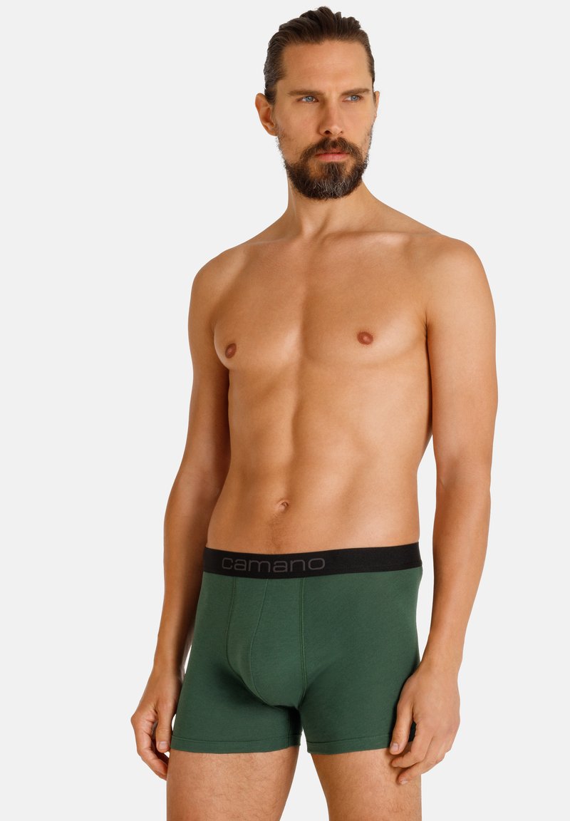 Groene katoenen boxershorts met een zwarte elastische tailleband voorzien van het "camano" logo. Gladde textuur, aansluitend ontwerp en lengte tot halverwege de dij.