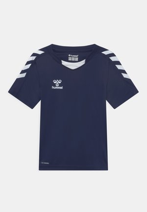 Chemise de sport à manches courtes marine avec col en V, logo blanc et rayures sur les épaules. Fabriquée en tissu respirant, avec le texte "BEECOOL" en bas.