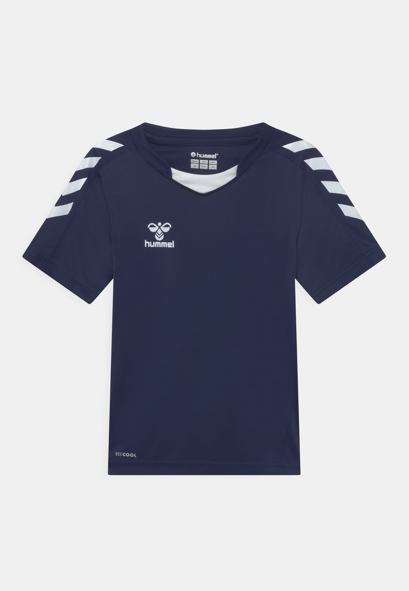 Marineblå kortærmet sportsskjorte med V-hals, hvidt logo og striber på skuldrene. Fremstillet af åndbart materiale, med "BEECOOL" tekst ved kanten.