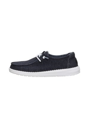 Scarpa slip-on casual blu scuro con lacci bianchi e suola imbottita bianca, vista laterale su sfondo bianco.