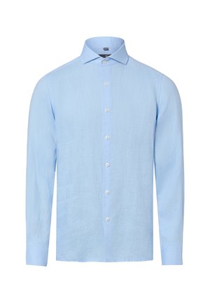 Jasnoniebieska koszula męska z długim rękawem, zapinana na guziki, z kołnierzykiem na guziki, prezentowana na białym tle.