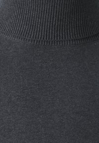 Tumehall turtleneck-sviiter, mis on valmistatud pehmest kudumisest, millel on soonikkoes äärised kaelas ja kehaosale, pakkudes sujuvat ja keha ligi istuvat välimust.