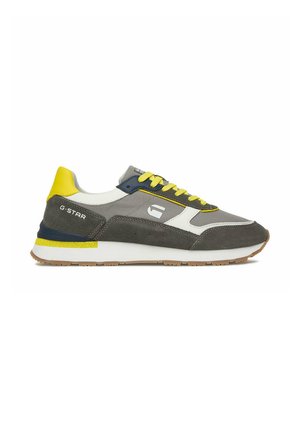 Szaro-biały sneaker G-Star z żółtymi akcentami, żółtymi sznurowadłami oraz białą podeszwą z brązowym bieżnikiem na białym tle.