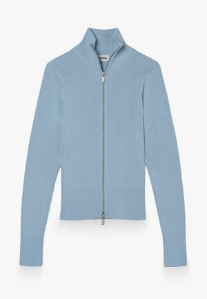 Jasnoniebieski prążkowany sweter zapinany na zamek z wysokim kołnierzem i długimi rękawami, ułożony płasko na białym tle.