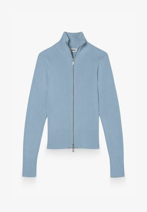 Jasnoniebieski prążkowany sweter zapinany na zamek z wysokim kołnierzem i długimi rękawami, ułożony płasko na białym tle.