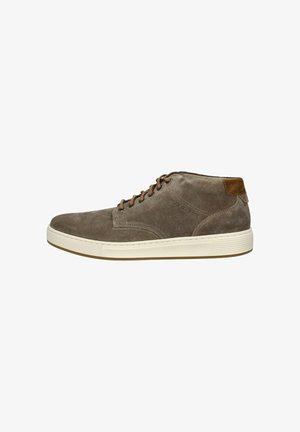 Baskets mid-top en suede marron pour homme avec fermeture à lacets, semelle en caoutchouc blanc et accent en suede au niveau du talon.