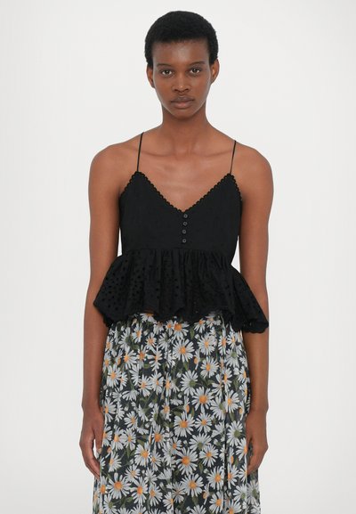 Schwarzes Peplum-Top mit Spaghettiträgern, strukturiertem Stoff und Knopfdetails. Kombiniert mit einem Rock im Blumenmuster mit Gänseblümchen.