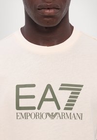 EA7 Emporio Armani Triko s potiskem - whitecap gray