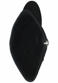 Botín negro de ante hasta el tobillo con punta afilada, textura suave y detalle de hardware plateado en el lateral. El interior cuenta con un revestimiento suave.