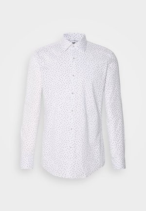 Biela košeľa s dlhými rukávmi, ktorá má menší, roztrúsený modrý bodkovaný vzor, tradičný golier a zapínanie na gombíky s mierne zakriveným spodným okrajom.