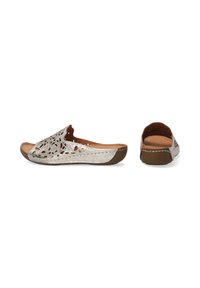 Zilveren schuifsandalen met een intricaat uitsnijdontwerp, leren bovenwerk en een bruine rubberen zool. Behaagzame voetbed voor comfort en ondersteuning.