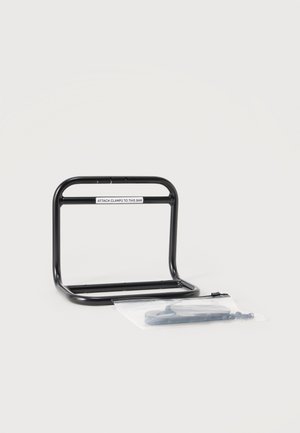 Črni kovinski okvir z vodoravno palico, označeno z napisom »PRITRDITE SVEŽNIK NA TO PALICO«, ter prozorna vrečka z majhnimi deli ob strani na enobarvnem ozadju.