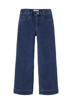 Jean droit en denim bleu foncé avec poches avant, passants de ceinture et fermeture par bouton.