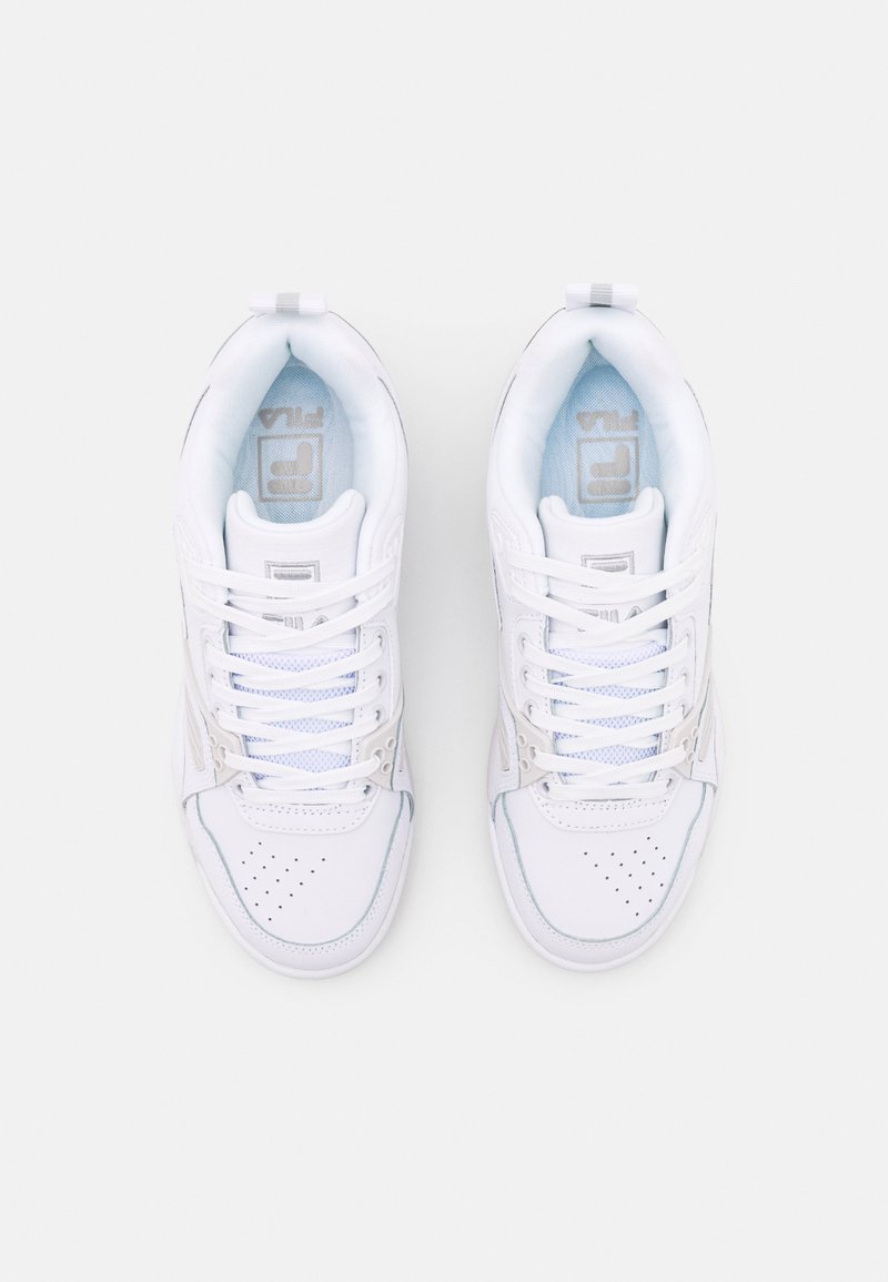 Scarpe sportive bianche con tomaia in pelle liscia, punteggiatura sulla punta e dettagli azzurri, con lacci piatti e colletto imbottito.