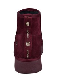 Burgunderfarbene Wildleder-Stiefelette mit strukturiertem Sohlenprofil, Ziehhilfe und markierten Stoffakzenten. Weiche Fütterung, die oben sichtbar ist, bietet zusätzlichen Komfort.