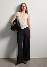 Stefanel STRAIGHT-FIT - Stoffhose - black