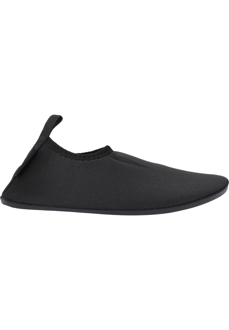 Zwarte instapschoenen van soepel stof met een flexibele zool, ontworpen met een ronde neus en een subtiele hieltab voor gemakkelijk aan- en uittrekken.