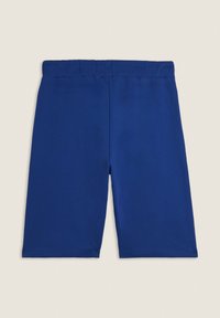 Pantalones cortos de algodón azul con cintura elástica, diseño hasta la rodilla, textura suave y sin patrones ni acentos visibles.