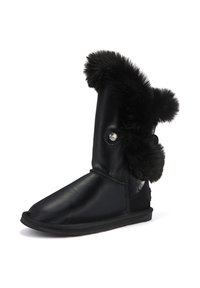 Bota de cuero negro con borde de pelaje sintético en la parte superior, puntera redondeada y suela plana. Presenta un detalle de botón en el lado y una textura lisa.