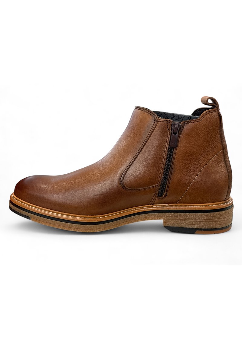 Bota tobillera de cuero marrón con cremallera lateral, acabado texturizado, puntera redonda y detalle de costura en contraste alrededor de la suela. Suela de goma.