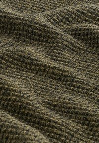 Tessuto lavorato a maglia in verde oliva scuro con motivo a coste testurizzato. Il materiale sembra morbido con una miscela di scuri puntini disseminati sulla superficie.