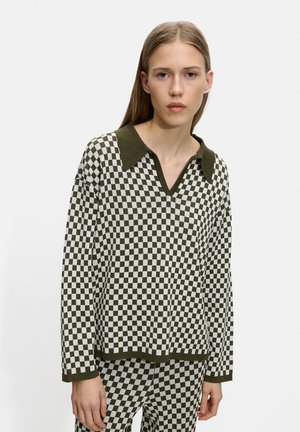 Pullover a maglia verde e bianco a quadri con un ampio colletto e scollo a V, dotato di maniche lunghe e una vestibilità rilassata.
