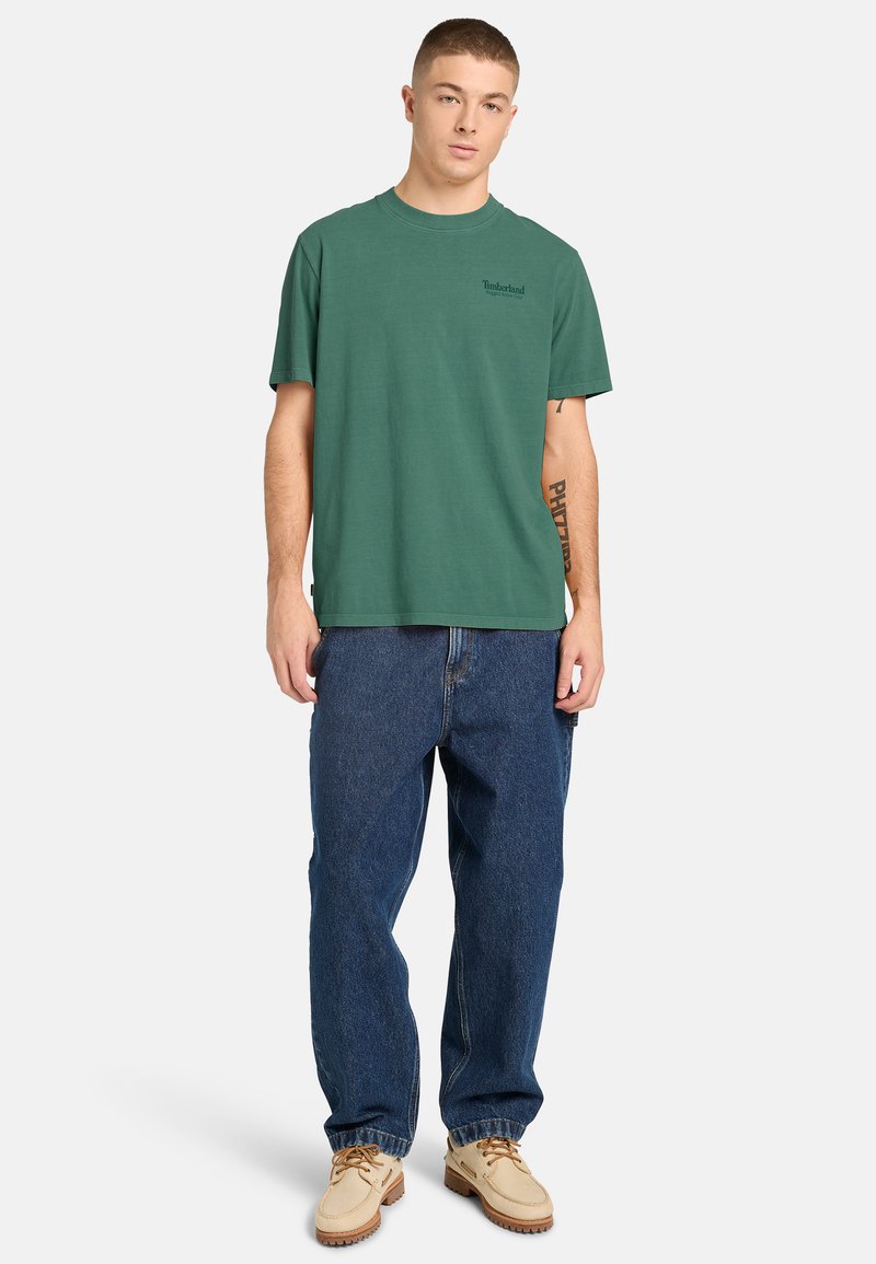 Timberland RUGGED ACTIVE GEAR BACK GRAPHIC TEE - Triko s potiskem - dark green
