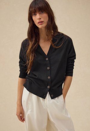 Next REGULAR FIT SOFT TOUCH V-NECK BUTTON UP - Kardigán - black